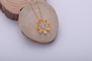 Collar con colgante de esmalte con diseño de flor adorable y piedra central cultivada en laboratorio en plata de ley 925 maciza - Product Image 3