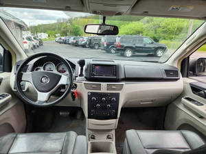 Volkswagen Routan 2010 d'occasion, conduite à gauche - Product Image 2
