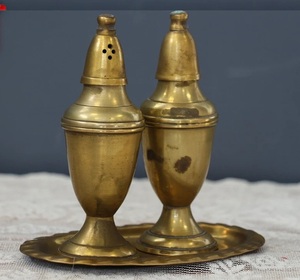 Ensemble minimal de poivre de sel en laiton avec corps compact et teinte dorée idéal pour les présentations de table simples mais élégantes - Product Image 4