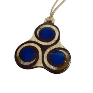 Pendentif en corne fait main DTJ avec placage laqué, forme ovale, style tendance, cadeau d'anniversaire pour femme - Product Image 2