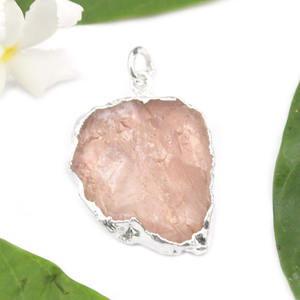 Elegante colgante de Metal de latón para mujer, piedra preciosa de cuarzo rosa en bruto Natural con forma elegante galvanizada en plata, joyería a granel al por mayor - Product Image 1