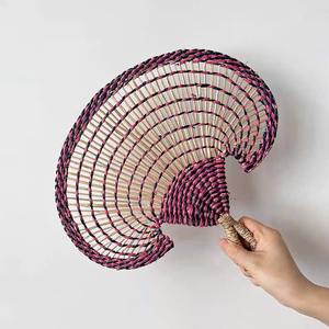 พัดลมหญ้าทะเลสานด้วยมือดีไซน์ภายในสไตล์โบฮีเมียนเนื้อธรรมชาติพัดลมแขวนผนังของขวัญคริสต์มาสปีใหม่ - Product Image 1