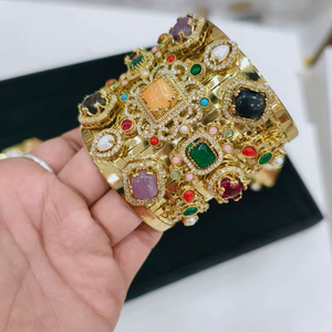 Pulsera de Lujo Hecha a Mano de Alta Gama, Estilo Mughal, con Polki Kundan y Piedras Multicolores, en Acabado Dorado, a Precio de Mayoreo - Product Image 1
