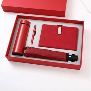 Ensemble cadeau promotionnel de luxe en cuir noir comprenant un parapluie, une tasse isotherme, un carnet personnalisable, un stylo et une bouteille - Product Image 2
