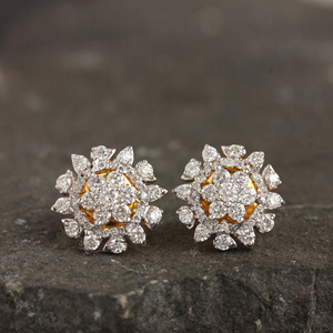 Pendientes de Oro Sólido de 14k con Diamantes Naturales Engastados en Forma de Flor, Modelo AEOS-1937 de Gemco International, Certificados por IGI - Product Image 6