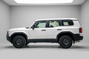 Land Cruiser Prado Urban E 4x4 2.4L Turbo Automatique Écran Tactile SUV 2025 Super Blanc, Quasi Neuf, Prix Avantageux, Prêt à l'emploi - Product Image 5