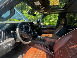 GMC Sierra 2500HD Denali 4x4 2025, faible kilométrage, boîte de vitesses automatique, direction à gauche, pneus R20, état sombre - Product Image 2