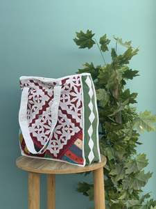 Sac fourre-tout matelassé en coton fait à la main pour femmes Patchwork à motifs personnalisés imprimé pour un usage quotidien et voyage-cadeau parfait - Product Image 3