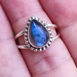 Bague pour femme en argent sterling 925 faite à la main avec pierre précieuse naturelle labradorite, style bohème, bague en argent labradorite, coupe labradorite - Product Image 2