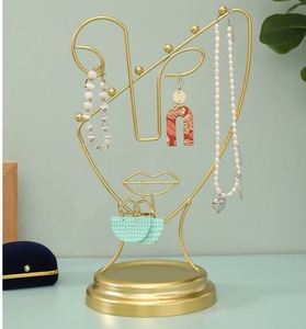 Support organisateur de bijoux en métal or rose sophistiqué Design peu encombrant pour les petites pièces pour ranger les colliers et les bagues - Product Image 4