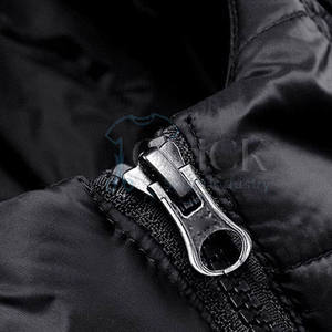 สินค้ามาใหม่ปี 2025 เสื้อแจ็คเก็ตพัฟเฟอร์ลำลองสำหรับผู้ชาย ระบายอากาศได้ดี กันน้ำ เป็นมิตรต่อสิ่งแวดล้อม คอตั้ง โลโก้ด้านหน้า เหมาะสำหรับใส่ในฤดูใบไม้ผลิ รับผลิตแบบ OEM - Product Image 3