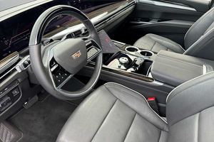ES-CALADE SUV PLATINUM LUXURY 4WD 2025 à faible kilométrage, moteur SUNR V8 420HP - Product Image 5