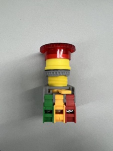 สวิตช์ปุ่มหยุดฉุกเฉินแบบมีไฟ ขนาด 22 มม. สำหรับงานอุตสาหกรรม ตัวเรือนพลาสติก มาตรฐาน IP65 รองรับแรงดันไฟฟ้า 12V-440V 6A (MBL22) - Product Image 4