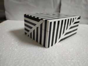 Cette boîte saisissante de bijoux comporte un le modèle noir et blanc audacieux de rayure méticuleusement ouvré par l'incrustation de résine. Décoration - Product Image 3