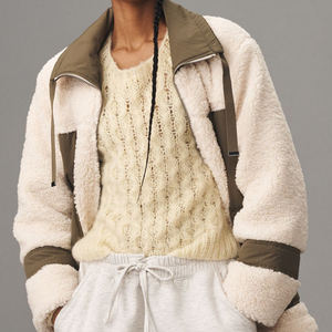 Collection spéciale hiver, tissu respirant, col rabattu, tendance, veste bomber en sherpa de haute qualité OEM, chaude pour femmes - Product Image 5