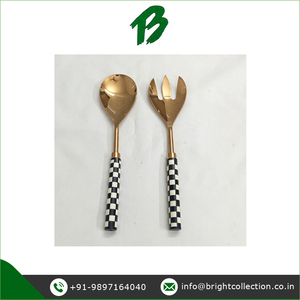 Juego de servir ensalada chapado en oro de acero inoxidable con mango de control blanco y negro de diseño vintage para uso en bodas disponible - Product Image 3