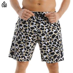 Shorts de plage respirants et écologiques à motif uni, service OEM, shorts en coton pour hommes avec logo personnalisé, taille élastique - Product Image 3