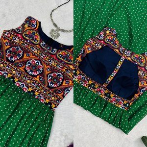 Kurti indien pour femme, spécial Navratri, en georgette verte, broderie, longueur au sol, coupe régulière, séchage rapide, pour les fêtes - Product Image 4