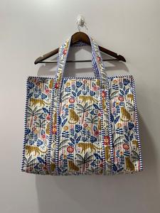 Bolsa de Mano Grande de Algodón Hecha a Mano, Acolchada en Turquesa con Bordado Rojo, Cierre de Cremallera, Moderna para Uso Diario y Viajes - Product Image 2