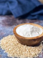 Premium Fein Gemahlenes Brauner-Reis-Mehl in Blasser Rehbraunfarbe, mit Leichtem Nussigen Geschmack und Aroma für Fladenbrote und Tortillas