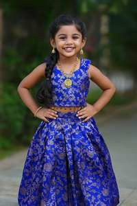 Lehenga Choli Tradicional para Niñas, Largo hasta el Suelo, Seda Banarasi, Jacquard con Patrón Ondulado, Encaje Dorado Moti, Ropa de Fiesta para Todas las Temporadas - Product Image 4