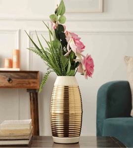 Pot de fleurs décoratif de table en métal léger, finition dorée, moderne et écologique - Product Image 5
