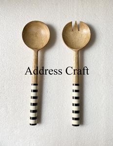 Meilleure vente Ensemble de serveurs à salade en bois de manguier avec poignée en résine Outils de service de haute qualité Outils à salade décoratifs au prix d'usine - Product Image 2