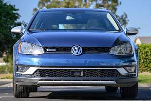 Volkswagen Golf Alltrack SE 2017 d'occasion en bon état, boîte manuelle 6 vitesses, transmission intégrale, bleu soyeux métallisé, non modifiée, sans réserve - Product Image 1