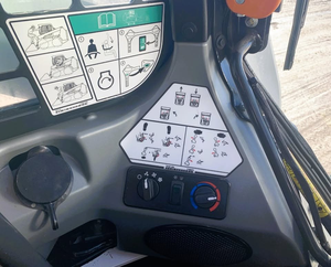 Chargeuse compacte d'occasion 74 CV diesel, avec levage vertical hydraulique, équipement de construction à vendre - Product Image 5