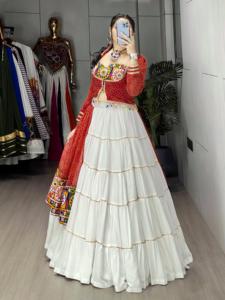 Venta caliente Rayón y Faux Georgette con estampado de Bandhanni y espejo Gamthi Work Lehenga Choli Compras en línea al precio más bajo - Product Image 4