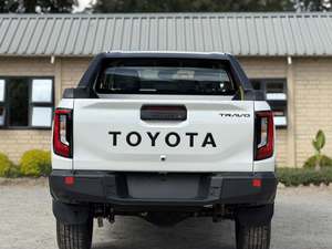 Toyota Hilux Travo OVERLAND Diesel Turbo Automatique d'occasion 2025, pneus R17, porte-bagages de toit en alliage d'aluminium, sièges en tissu foncé, conduite à droite - Product Image 2