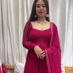 ชุดเดรสยาวแบบ Anarkali ผ้าจอร์เจตต์เทียม ดีไซน์สวยงาม สำหรับงานแต่งงานและงานเลี้ยง พร้อมงานปักเลื่อม ชุดพาลาซโซ และผ้าคลุมไหล่ - Product Image 1