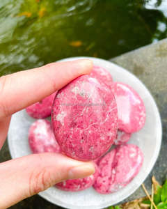 Pierre de palmier en thulite de haute qualité naturelle, cristal semi-précieux, sphère pour la guérison par le reiki, la méditation, le feng shui, rose, Inde - Product Image 5