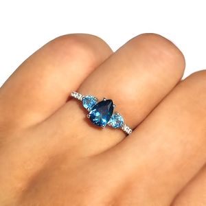 Anillo de tres piedras con topacio azul doble talla pera, variedad suiza de Londres, para mujer, plata de ley 925, piedra de nacimiento de diciembre, Kinship - Product Image 2