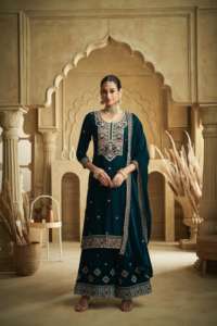 Costume en velours Salwar Kameez Palazzo pour femmes avec broderie complexe et dentelle brodée sur les quatre côtés pour les occasions - Product Image 5