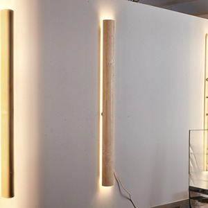 Lámpara de pared decorativa de metal con contornos elegantes y artesanía de alta calidad para crear interiores cálidos y acogedores - Product Image 5