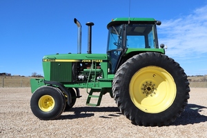 Tractor Agrícola Usado JD 4450 4WD con Transmisión por Engranajes - Product Image 3