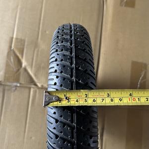 Pneu pneumatique en caoutchouc noir Innova 2.50-8 IA-2817, portée de charge maximale 35 PSI, fabriqué en Chine, 32*32*6cm, pour scooters électriques. - Product Image 6