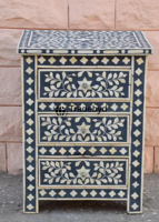 Table de chevet artisanale en incrustation d'os avec motifs floraux pour décor élégant de chambre à coucher Look de console en incrustation d'os par Tradebyd