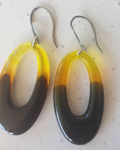 Modernos Aros de Resina Duraderos con Detalles en Oro, Modelados a Mano - Product Image 4