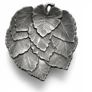 Plateau en aluminium gaufré de style vintage avec visage de Père Noël, plateau à biscuits de Noël moderne du milieu du siècle et plat de service, décoration d'intérieur - Product Image 4