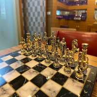 Ensemble de jeu d'échecs en métal de luxe plaqué argent poli pièces d'échecs en métal de table Design en marbre Base Top tendance