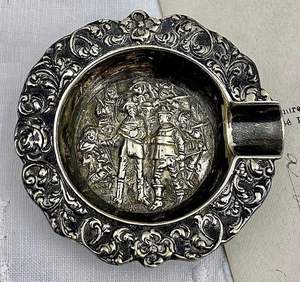 Cendrier en métal portable de qualité supérieure avec finition antique offrant une fonctionnalité moderne et un système de collecte des cendres soigné - Product Image 1