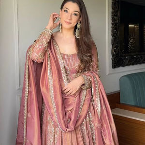 Conjunto de ropa de fiesta de seda de diseñador con parte superior inferior y Dupatta con trabajo de secuencia de bordado pesado - Product Image 1