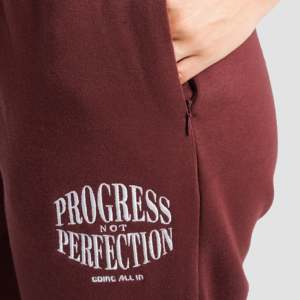 Pantalones Deportivos Empower Regular, Transpirables, de Cintura Media, Estilo Casual en Color Granate - Product Image 5