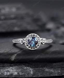 Anillo de Compromiso Clásico de Media Eternidad Redondo de Plata de Ley 925 con Alejandrita para Mujer, Chapado en Rodio - Product Image 6