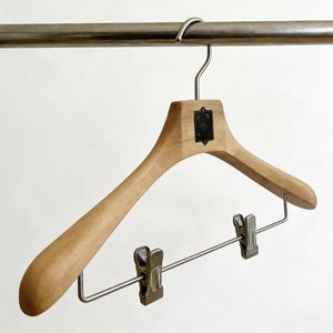 Perchas de Alta Gama para Abrigos de Schima Superba con Acabado Mate Natural y Clips de Níquel Perlado para Exhibición en Boutiques de Moda - Product Image 2