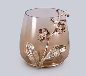 Verre d'ouragan doré fabriqué à la main avec bougeoir floral parfait pour un salon élégant et un décor de salle à manger - Product Image 6