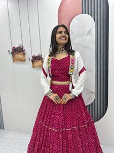 Lanzamiento de Ropa Festiva Moderna: Lehenga Choli en Tela Georgette Bandhej con Trabajo Manual Real y Adornos de Espejos para Fiestas - Product Image 3