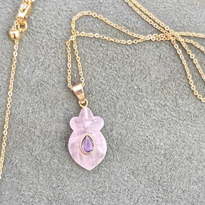 Pendentif en quartz rose naturel de haute qualité sculpté avec un charme en oxyde de zirconium violet serti, chaîne en câble plaqué or 18 carats, collier pour femmes - Product Image 1